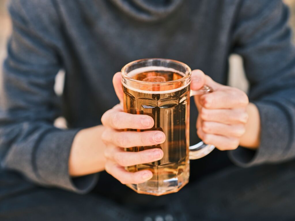 Deti čoraz častejšie kombinujú alkohol s drogami, lekári bijú na poplach
