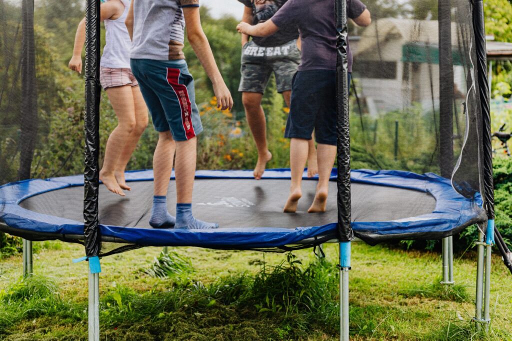 Letné radovánky na trampolíne: zábava, ktorá môže bolieť