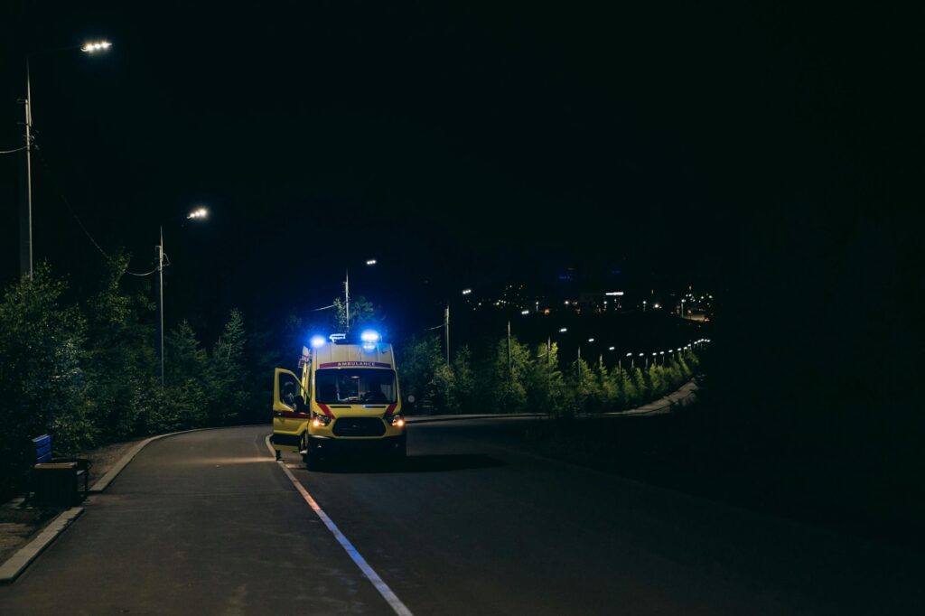 Vážna nehoda pri Lehôtke: Sanitka sa zrazila s autom, päť zranených