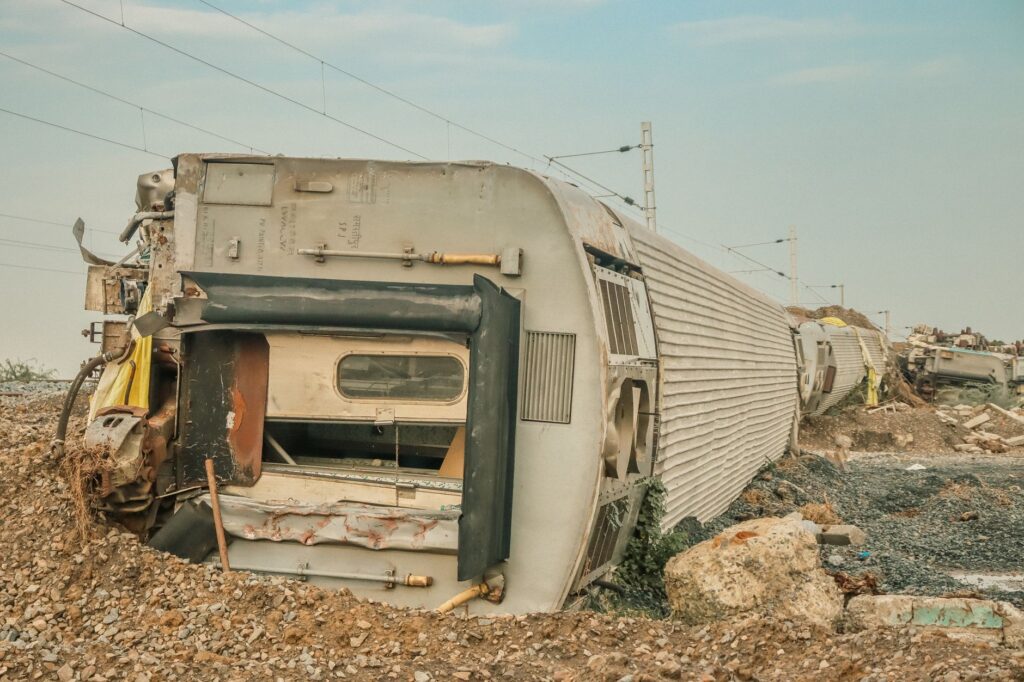 Vážna zrážka v Spišskej Belej: Auto ignorovalo výstrahu a vlak ho zmietol z koľají