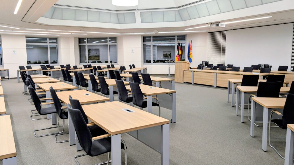 Kuffa prišiel o posty v dvoch komisiách. Nahradil ho Tarabov nominant