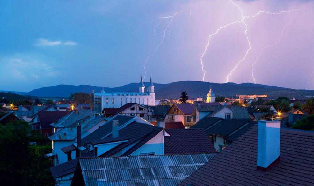 Búrky na západe Slovenska: Výstrahy pred prívalovou povodňou, doprava má problémy