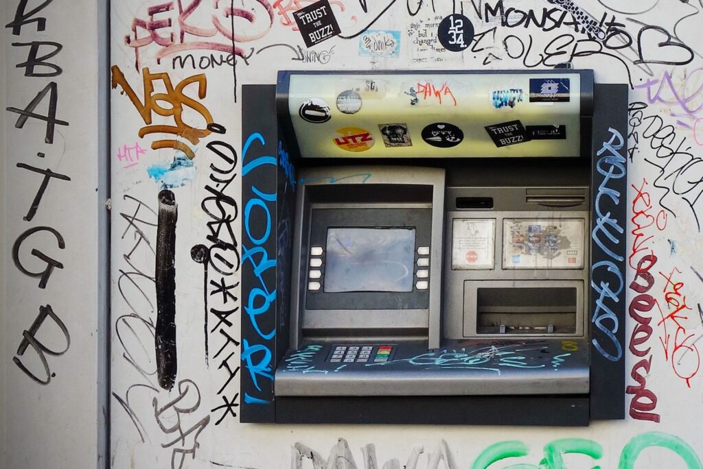 Bratislavskí policajti obvinili trojicu Moldavcov z poškodenia bankomatu