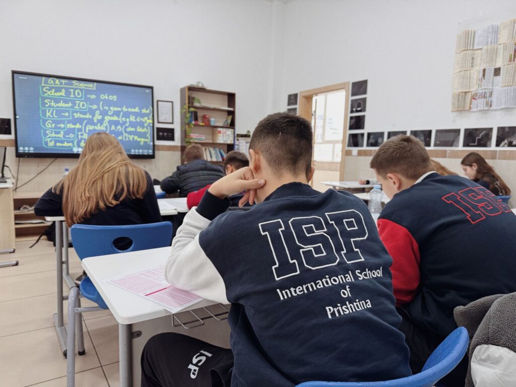PISA 2025: Slovenskí žiaci v matematike mierne nad priemerom OECD, no varovanie pred budúcnosťou