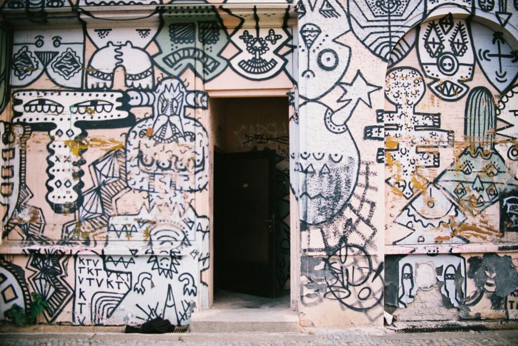 Vstupné panely do Senice zdobí streetart: osobnosti a dominanty mesta