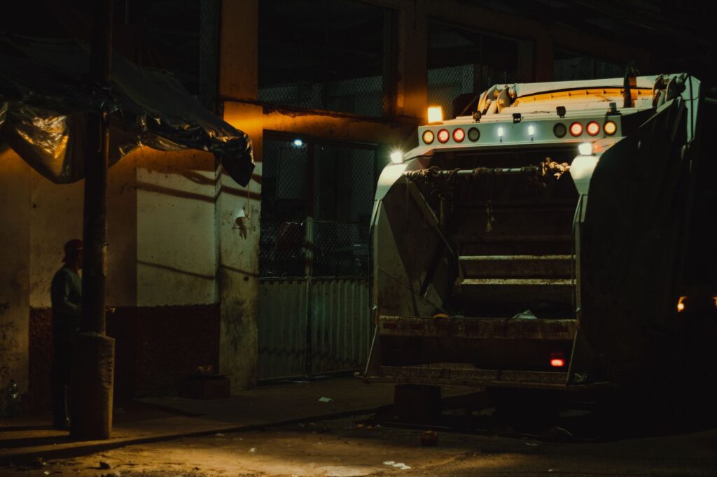 Tragédia v Rimavskej Sobote: smetiarske auto pritlačilo muža k stĺpu