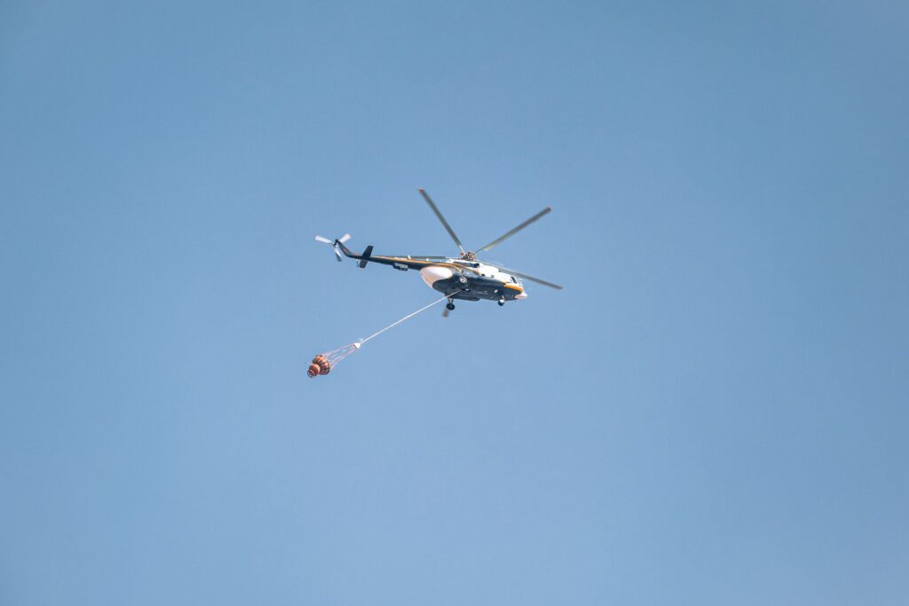 Pri Krompachoch zasahoval pri požiari lesa aj vojenský vrtuľník Black Hawk